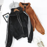 Samtiger, warmer, weicher Kapuzenpullover mit seitlichen Sportlinien in Schwarz und Khaki