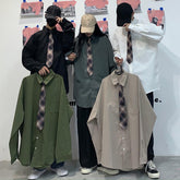 Camisa oversize casual con corbata a cuadros y estética vintage