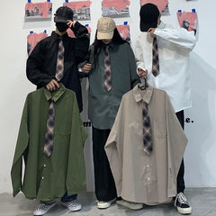 Camisa oversize casual con corbata a cuadros y estética vintage