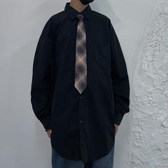 Camisa oversize casual con corbata a cuadros y estética vintage