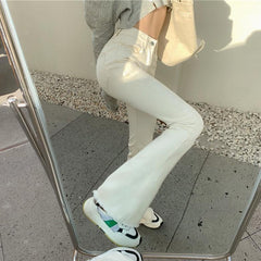 Vaqueros acampanados con bordes rotos y estética vintage