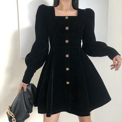 Vestido vintage de terciopelo negro con mangas largas abullonadas
