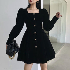 Vestido vintage de terciopelo negro con mangas largas abullonadas
