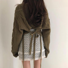 Vintage Pullover mit lockeren Strickzöpfen + kleiner Rock