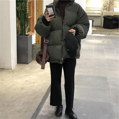 Warme, übergroße Oberbekleidung mit schwarz-weißem Karomuster und Reißverschluss