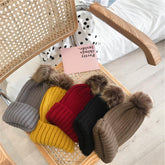 Gorro de punto con pompón y canalé con vuelta cálida