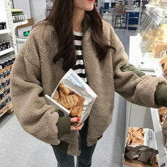 Warme, beidseitig gelockte grüne Outwear-Jacke aus Kunstpelz