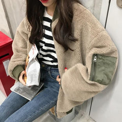 Warme, beidseitig gelockte grüne Outwear-Jacke aus Kunstpelz