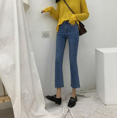 Verwaschene blau-schwarze Grunge-Ästhetik-High-Waist-Slim-Jeans