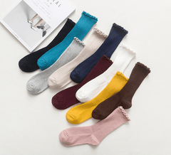 Knöchelhohe Socken mit gewelltem Rand und einfachen Farben