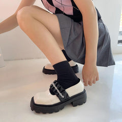 Sandalen mit eckiger Zehenpartie und dickem Absatz in Weiß und Schwarz mit Scrunchie-Band