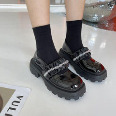 Sandalen mit eckiger Zehenpartie und dickem Absatz in Weiß und Schwarz mit Scrunchie-Band