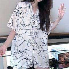 Weiße, lockere Freizeitbluse mit Risslinien-Print