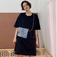 Weißes, lockeres Denim-T-Shirt mit Taschenketten und Patchwork