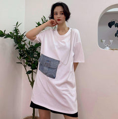 Weißes, lockeres Denim-T-Shirt mit Taschenketten und Patchwork