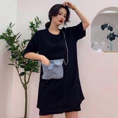 Weißes, lockeres Denim-T-Shirt mit Taschenketten und Patchwork