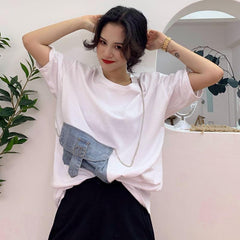 Weißes, lockeres Denim-T-Shirt mit Taschenketten und Patchwork