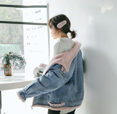 Weiße Jeansjacke mit hohem Kragen und Kunstpelz