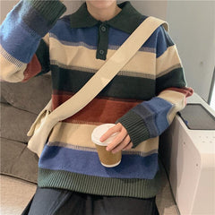 Weit geschnittener Pullover mit Polokragen und breiten bunten Streifen