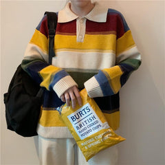 Weit geschnittener Pullover mit Polokragen und breiten bunten Streifen