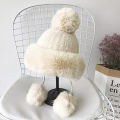 Gorro de punto con orejeras en colores pastel cálidos de invierno