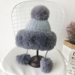 Gorro de punto con orejeras en colores pastel cálidos de invierno