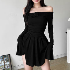 Minivestido de manga larga con hombros descubiertos