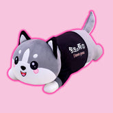 Lindo perro husky de peluche enorme
