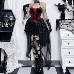 Top gótico rojo y negro con cuello halter y falda escalonada
