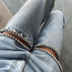 Vaqueros de mezclilla con recortes de diamantes de imitación