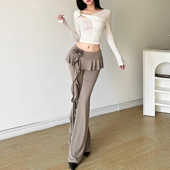 Pantalones acampanados con volantes y minifalda superpuesta