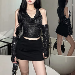 Top corto con capucha y espalda abierta con lentejuelas