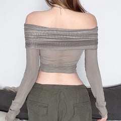 Top corto de manga larga con hombros descubiertos y malla transparente