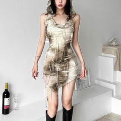 Asymmetrisches Kleid mit Kapuze und Batikmuster im Used-Look