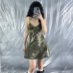 Vestido corto de tirantes estilo gótico grunge con efecto tie-dye