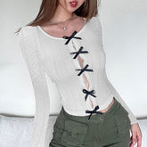 Weißes, langärmliges Oberteil mit Schleife und Coquette-Muster