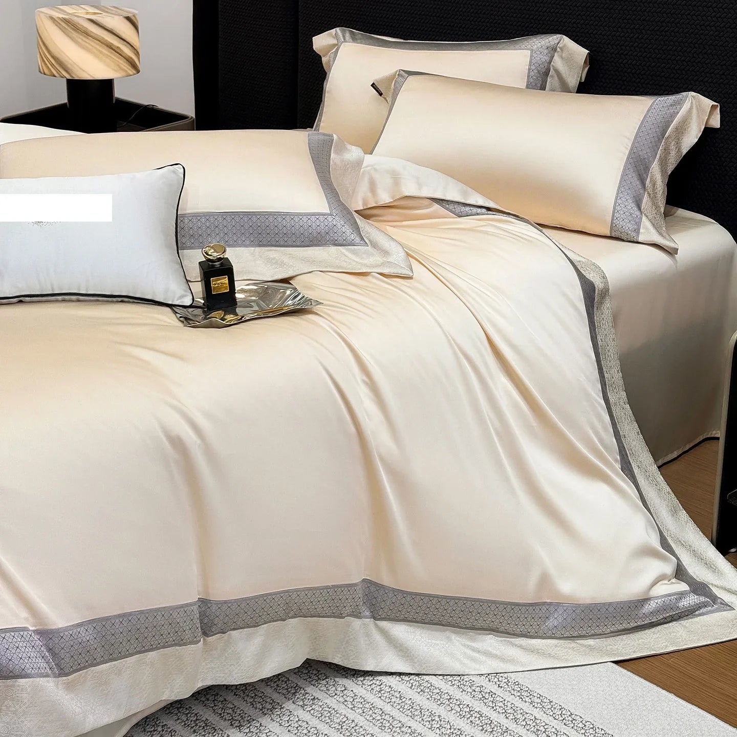 100% Egyptian Cotton Luxury Jacquard Embroidery Wide Border Bedding Set
