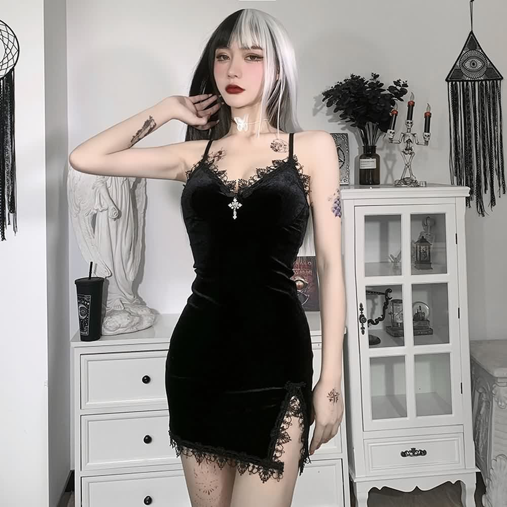 Gothic Minikleid aus Samt mit Kreuz-Spitzenbesatz und Schlitz