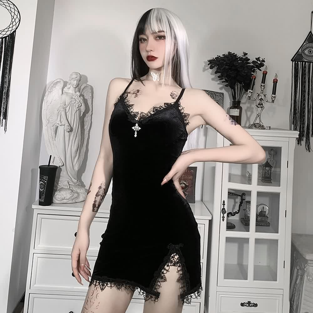Gothic Minikleid aus Samt mit Kreuz-Spitzenbesatz und Schlitz