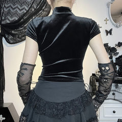 Kurzes T-Shirt aus Samt mit Gothic-Kreuz