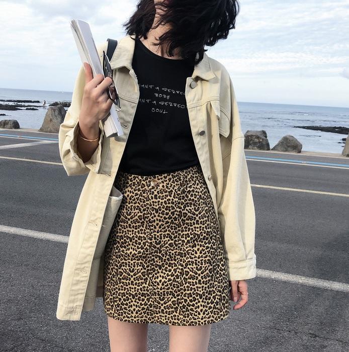 Chaqueta vaquera estilo camisa larga color beige y negro 