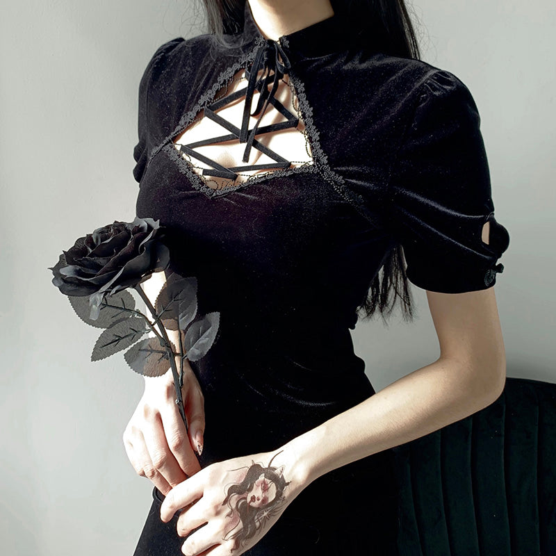 Minivestido negro de terciopelo con mangas cortas y estética gótica en oferta 