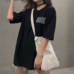 Camiseta negra extragrande con estampado en la espalda para niña pequeña 