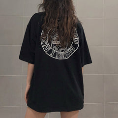 Camiseta negra extragrande con estampado en la espalda para niña pequeña 