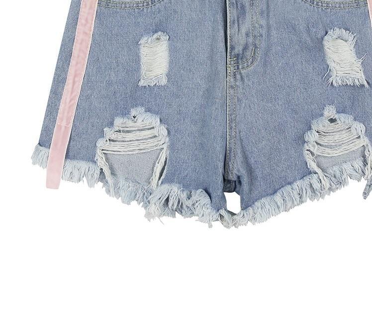 Shorts vaqueros azul claro con agujeros y líneas rosas laterales 