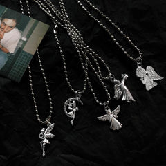 Collar con figuras de ángeles de plata metálica 
