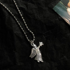 Collar con figuras de ángeles de plata metálica 