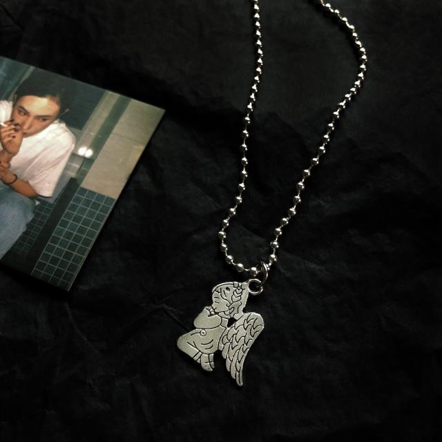 Collar con figuras de ángeles de plata metálica 