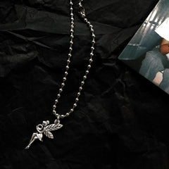 Collar con figuras de ángeles de plata metálica 