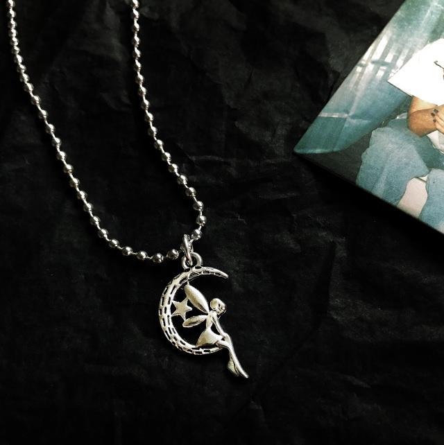 Collar con figuras de ángeles de plata metálica 